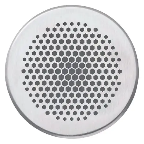 Runde Edelstahlblende mit hexagonalem Lochmuster, die zur Abdeckung von Öffnungen dient. Ideal für Anwendungen, die ein industrielles Design erfordern, wie bei Vaillant.